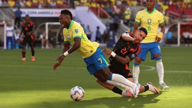 El penal que el árbitro ni el VAR le dio a Brasil frente a Colombia
