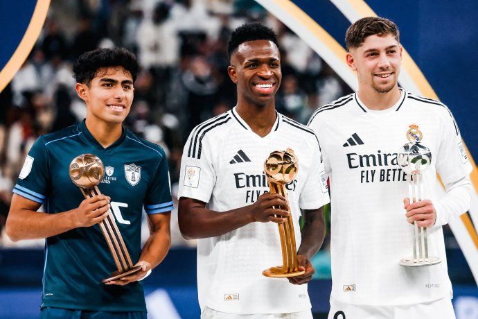 El canterano de Pachuca Elías Montiel posó junto a los jugadores que quedaron por encima. El Balón de Oro fue dirigido a Vinicius Junior, mientras que Federico Valverde recibió el Balón de Plata. 