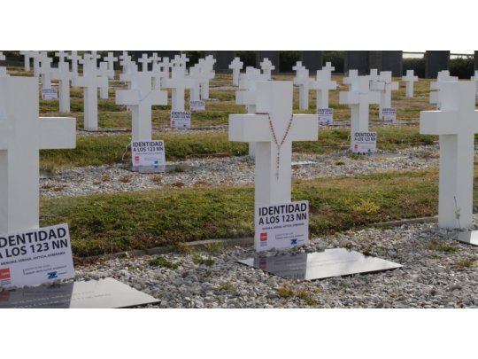 Ya analizan muestras de 60 cuerpos de soldados argentinos enterrados en Malvinas