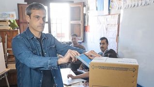 El candidato de Fuerza Entre Ríos emitió su voto en la Escuela Nº 106 y destacó la importancia de la paz democrática y el trabajo colectivo. El candidato de Fuerza Entre Ríos emitió su voto en la Escuela Nº 106 y destacó la importancia de la paz democrática y el trabajo colectivo.