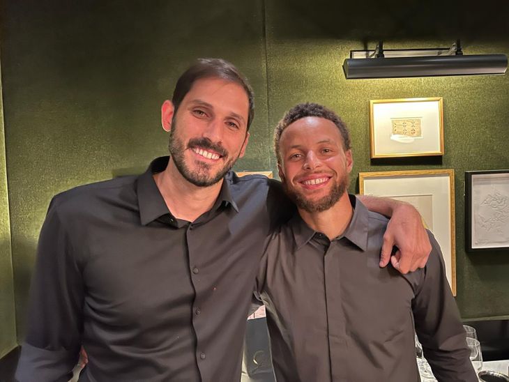 A pesar de su breve paso por la liga, compartió equipo con Curry y hoy conserva una gran amistad con él. A pesar de su breve paso por la liga, compartió equipo con Curry y hoy conserva una gran amistad con él.