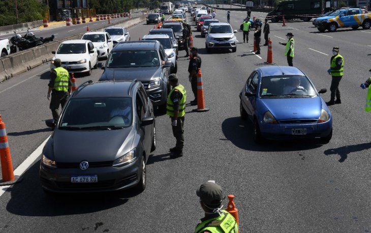 Operativo de control vehícular. La policía detiene aquellos que no cumplan con la cuarentena decretada por el gobierno nacional.