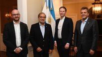 El ministro de Economía, Sergio Massa, junto al embajador Jorge Argüello, y los funcionarios del gobierno estadounidense Mike Pyle y Juan González.