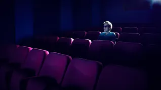 La repetición de contenidos conocidos puede generar sensación de control emocional y familiaridad. La repetición de contenidos conocidos puede generar sensación de control emocional y familiaridad.