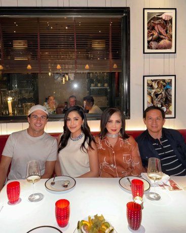 La cena que compartieron Sergio Checo Pérez y Chalerm Yoovidhya, el accionista mayoritario de Red Bull, enmarcada en un entorno familiar. La cena que compartieron Sergio Checo Pérez y Chalerm Yoovidhya, el accionista mayoritario de Red Bull, enmarcada en un entorno familiar.