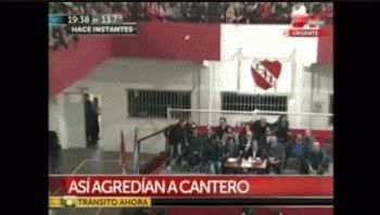 Cristina camina en la habitación y ve películas con su hermana
