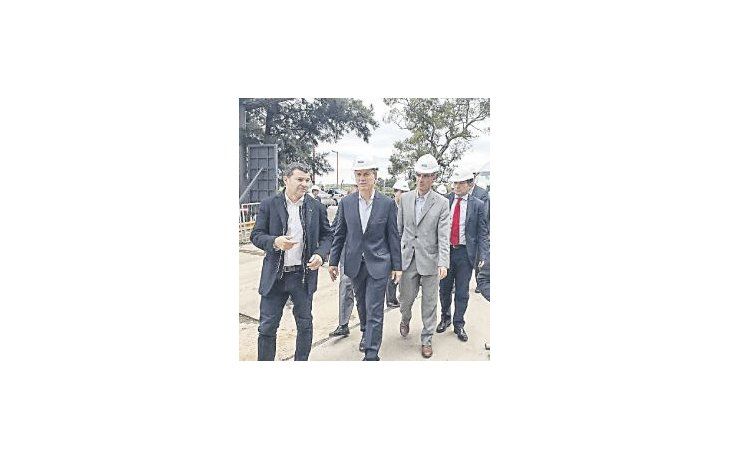 Miguel Galuccio, próximo a despedirse de YPF, hizo de guía turístico en la visita de Mauricio Macri al complejo de La Plata.