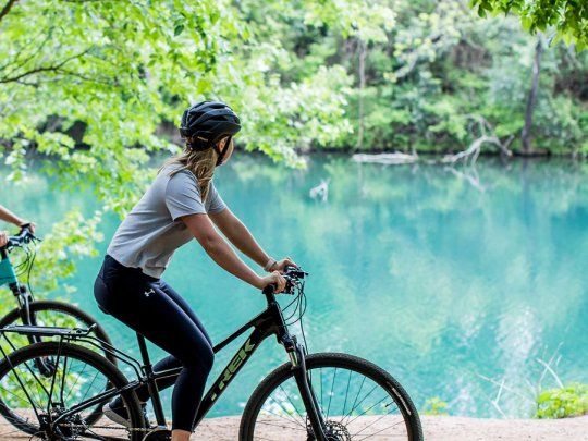 Casco, el cinturón de seguridad para quienes andan en bicicleta. 