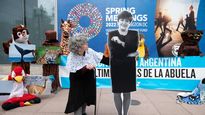 con una entrega parodica, abuela argentina aporta sus ultimas joyas; su naturaleza y biodiversidad a la asamblea anual del fmi y el banco mundial