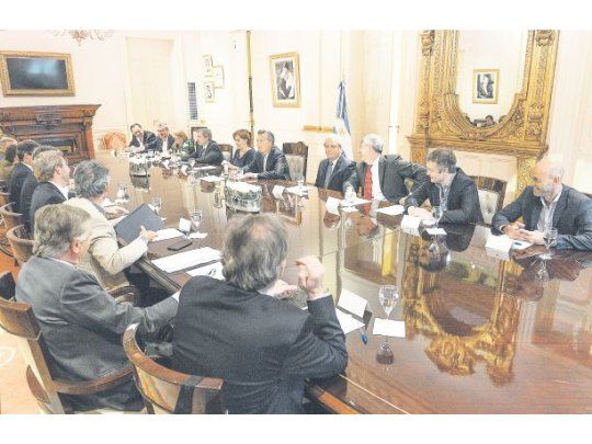 Mauricio Macri ayer encabezó su primera reunión de “medio” gabinete en el salón Eva Perón de la Casa Rosada. Juntó a los ministros del staff económico, más algunos satélites y el scrum legislativo. La semana que viene se hará un tiempo para el “gabinete social”.
