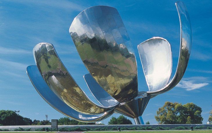 Comenzó la etapa final de la restauración de la Floralis con un megaoperativo. Comenzó la etapa final de la restauración de la Floralis con un megaoperativo.