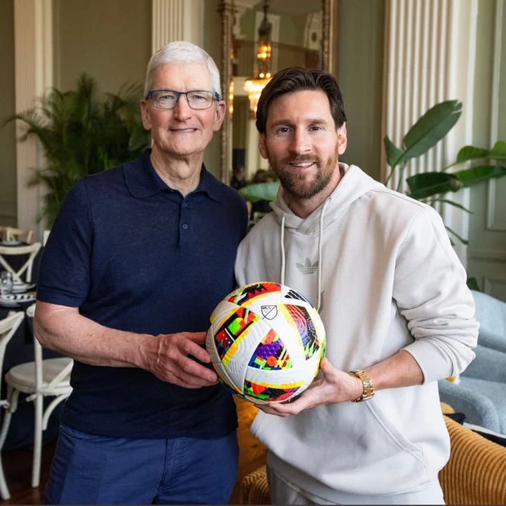 Entre decenas de celebridades presentes, el capitán de la Selección argentina se destacó y aprovechó la ocasión para sacarse fotos con varias figuras del evento. Una de ellas fue Tim Cook, el multimillonario CEO de Apple.