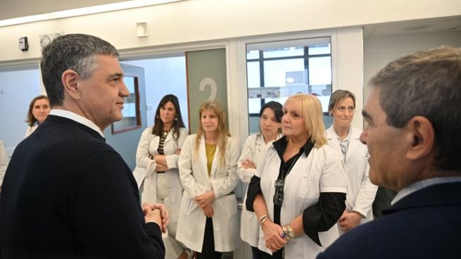 El jefe de Gobierno porteño, Jorge Macri, junto al ministro de Salud, Fernán Quirós, y médicas del Hospital Fernández.&nbsp;