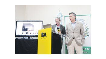 Mauricio Macri y el ministro de Modernización, Andrés Ibarra, ayer en la presentación de la extensión del servicio de Wi-Fi gratuito a todas las sedes de las comunas porteñas.
