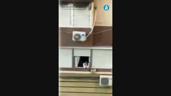 heroe sin capa: un hombre salvo milagrosamente a dos menores de un incendio y fue viral
