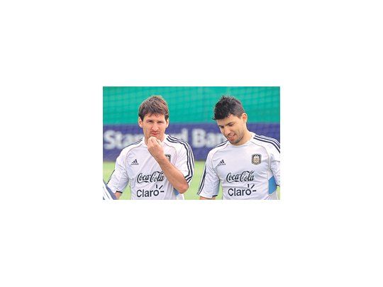 El reencuentro de dos amigos: Lionel Messi y Sergio Agüero volverán a compartir el ataque con Gonzalo Higuaín. La Selección se prepara para jugar el viernes con Uruguay y el martes ante Chile.