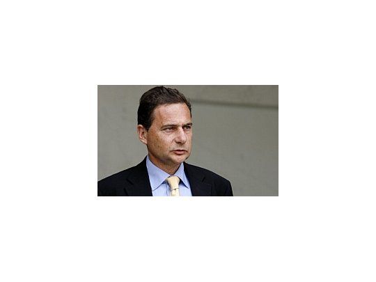 El ministro de inmigración, Eric Besson, intentará cambiar la legislación para facilitar deportación