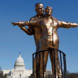 Artistas crearon una estatua de Trump y Epstein al estilo Titanic. Artistas crearon una estatua de Trump y Epstein al estilo Titanic.