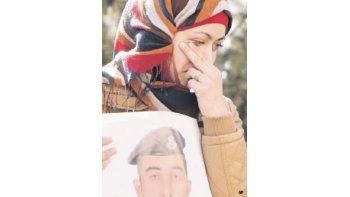ámbito.com | Anwar al Tarawneh, la esposa del piloto jordano quemado por el Estado Islámico, mostró una foto de su compañero durante la protesta espontánea de ayer en Amán. Con este hecho, el EI inauguró una  modalidad nueva y espectacular de asesinar a sus rehenes.