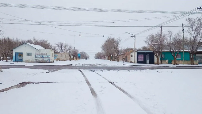 Este fenómeno climático se debe a la llegada de una masa de aire polar que comenzó a avanzar desde el sur durante el fin de semana.