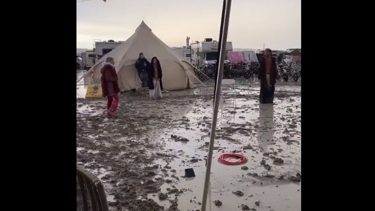 One dead and 70 thousand people stranded by the rains at the Burning Man festival