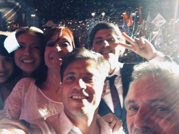 Axel Kicillof se sac&oacute; una selfie junto a la dupla presidencial desde el escenario en Plaza de Mayo.