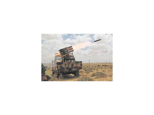 Un grupo de rebeldes lanza proyectiles contra posiciones del Ejército regular libio cerca de Briga. Los opositores al dictador Muamar Gadafi dependen de los bombardeos aliados para poder ganar terreno.