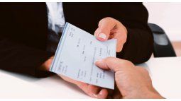 ¿fin de los cheques fisicos? la medida que evalua el bcra podria asestar un golpe duro a la economia informal