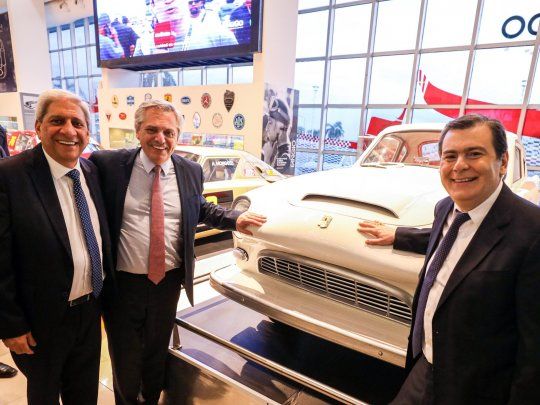 José Neder, Alberto Fernández y Gerardo zamora, junto a uno de los autos producidos durante la segunda presidencia de Juan Domingo Perón.&nbsp;