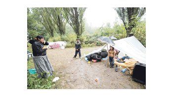 Inmigrantes de la etnia rom en un campamento ilegal en Lille, norte de Francia. El presidente francés, Nicolas Sarkozy, afirmó que continuará la política de echar inmigrantes.