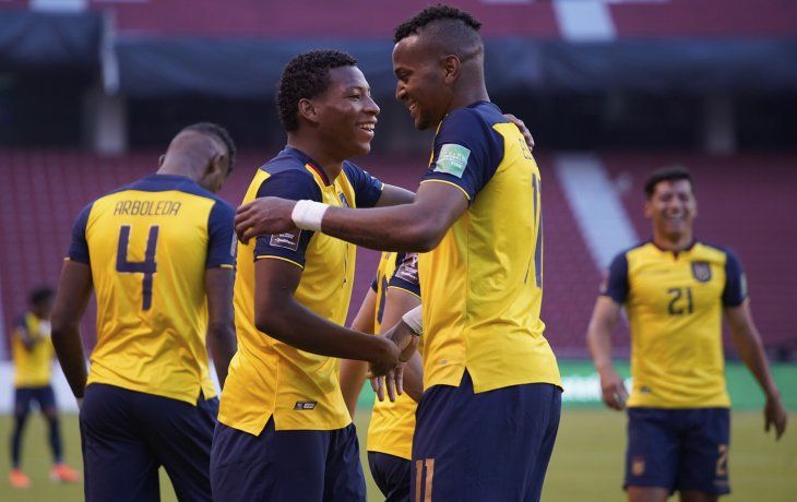 Ecuador derrotó a Uruguay en Quito y sonríe Alfaro.