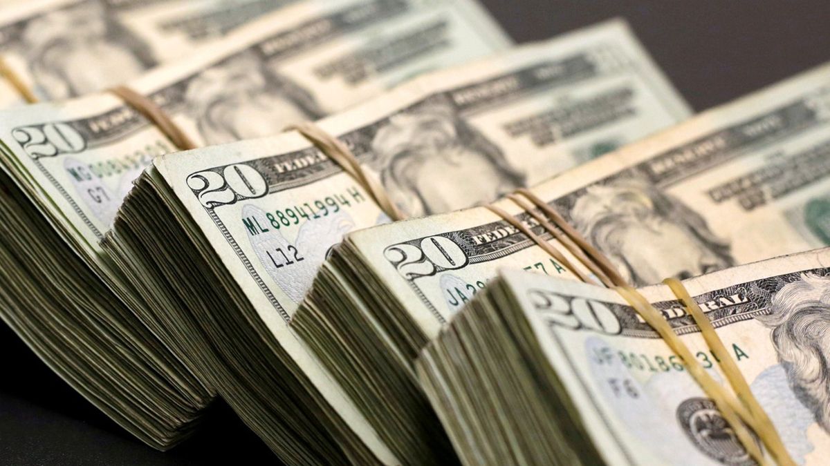 The dollar rebounded and returned to the  range