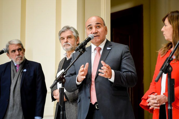 Juan Manzur encabez&oacute; una conferencia de prensa al t&eacute;rmino de la reuni&oacute;n del Gabinete.&nbsp;
