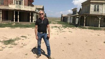caso baldwin: el asistente de direccion habia sido despedido de un filme en 2019 por un incidente similar