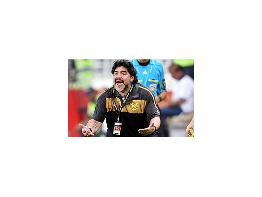 Maradona da indicaciones a sus jugadores. Al Wasl vuelve a jugar el 23 de enero.