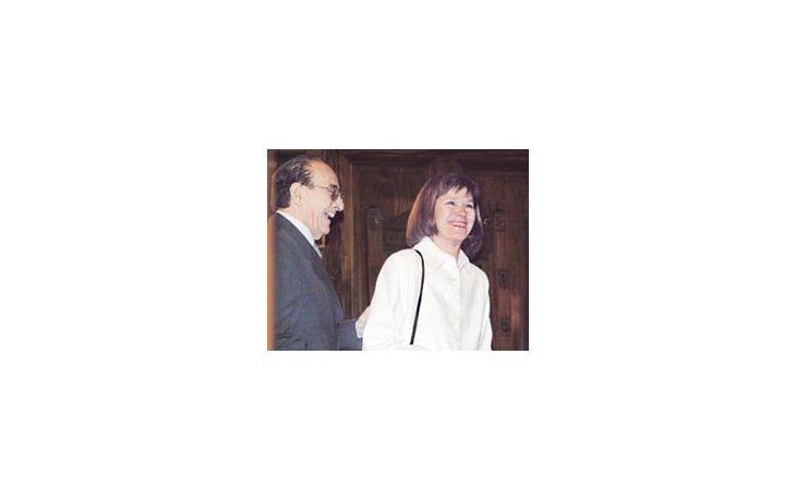 ámbito.com | El veterano juez supremo Carlos Fayt en un momento de distensión bromea con la nueva ministra de la Corte, Elena Highton de Nolasco, que ayer se convirtió en la primera mujer en ocupar un puesto en el alto tribunal en democracia.