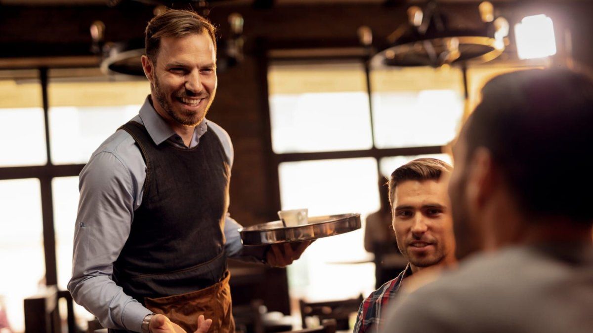Help the young men lift the table reveals more than just good education: what does psychology say
