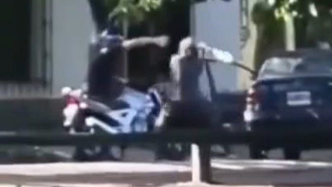 Un motociclista de 25 años abordó a un automovilista de 51 años luego de un choque entre sus vehículos.