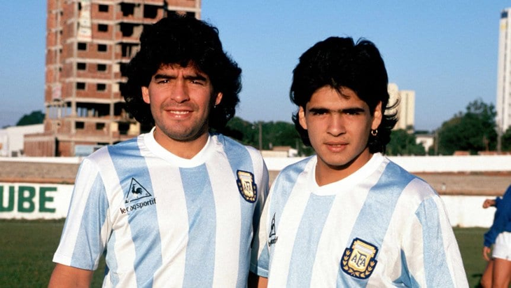 Diego and Hugo wearing the shirt of the Argentine National Team in 1985