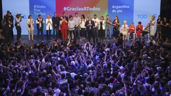 Alberto Fernández dando su primer discurso como presidente electo, tras conocerse los resultados electorales.
