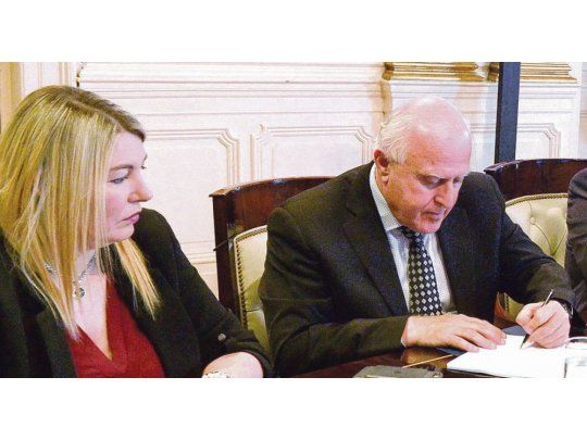FIRMA. El gobernador Lifschitz suscribió el pacto tras lograr la promesa de pago de la deuda por coparticipación. A su lado, la fueguina Bertone.