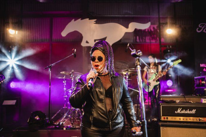Deborah Dixon puso el toque blusero al 4to aniversario de Mustang en Argentina.