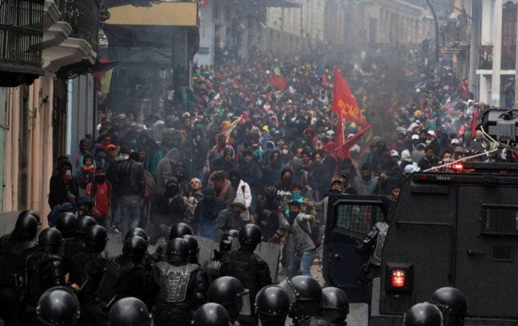 Cientos de manifestantes desafiaron el estado de excepción en Quito y chocaron con fuerzas policiales en los alrededores de la sede de gobierno, que reprimieron con gases lacrimógenos.