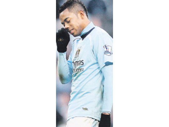 Robinho busca a Agüero