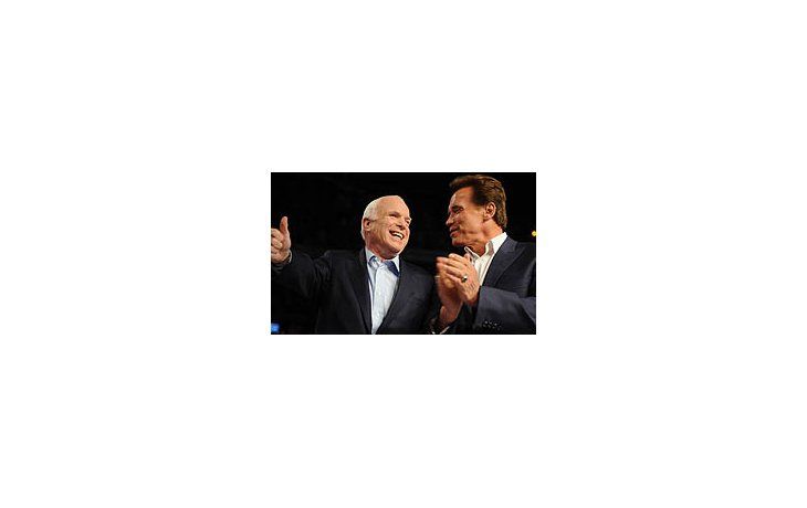 Schwarzenegger en el acto con McCain