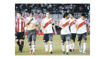 Los jugadores de River dejan la cancha tras caer ante los tucumanos. Fue la segunda derrota del equipo de Almeyda en el torneo.