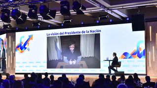 Javier Milei habló por videoconferencia desde París ante los empresarios reunidos en Mar del Plata.