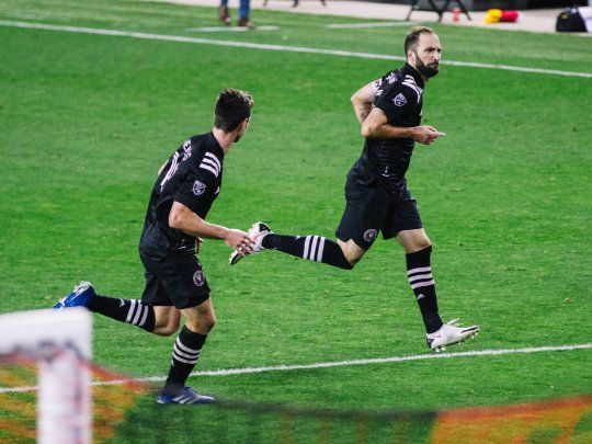Higuaín anotó su primer gol en EEUU.