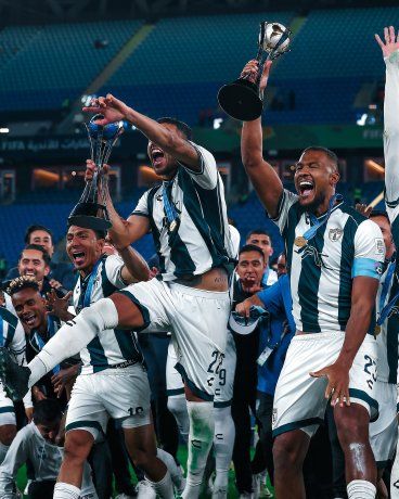 Pachuca hace historia. Le ganó 6-5 en la definición por penales al equipo egipcio Al-Ahly y jugará el miércoles la fina de la Copa Intercontinental ante el Real Madrid. Pachuca hace historia. Le ganó 6-5 en la definición por penales al equipo egipcio Al-Ahly y jugará el miércoles la fina de la Copa Intercontinental ante el Real Madrid.