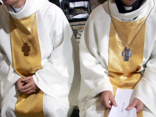 Sacerdotes y religiosos abusaron de 216.000 menores entre 1950 y 2020, si bien la cifra ascendería a 330.000 si se tiene en cuenta a los laicos que trabajaron en instituciones religiosas.